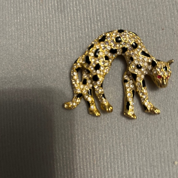 Jewelry - Vintage 1980’s Goldtone Rhinestone & Enamel Leopard Brooch.